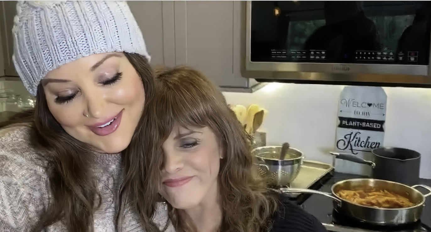 Billie Lee Makes Penne Bolognese Online