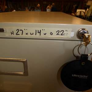  4 Drawer Metal Filing Cabinet (Has Key)