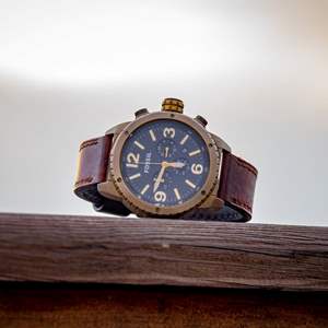  Elegant Wristwatch with Leather Strap - Men's Fashion Accessory